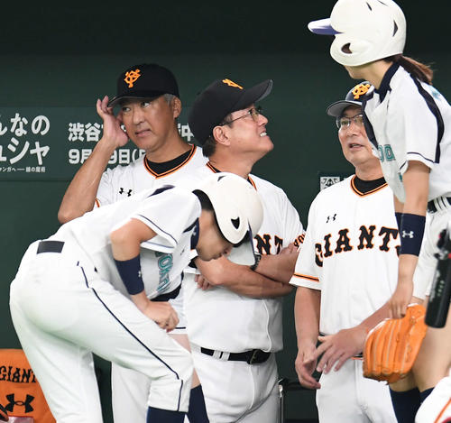 巨人対DeNA　5回裏巨人無死一塁、若林が遊ゴロで併殺に倒れ、ベンチで苦悶の表情を見せる巨人の原辰徳監督（中央）（撮影・加藤諒）