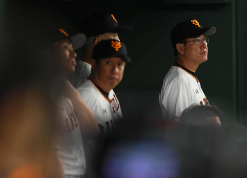 巨人対DeNA　9回、得点が奪えず浮かない表情の巨人原監督（右端）ら（撮影・足立雅史）