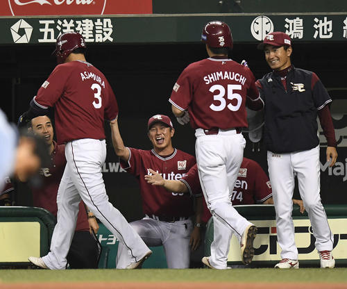 西武対楽天　5回表楽天2死二塁、右越え2点本塁打を放った浅村（左手前）を笑顔で迎える平石監督（中央）（撮影・鈴木みどり）