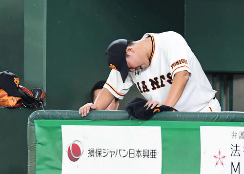 7回、降板してベンチでがっくりとうなだれる巨人先発の山口（撮影・加藤諒）