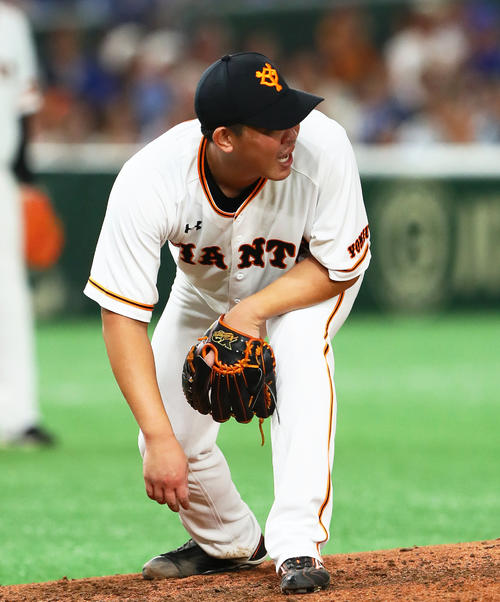 7回表巨人2死二塁、乙坂に適時三塁打を浴びうなだれる巨人山口（撮影・足立雅史）