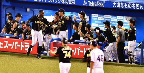 ヤクルト対阪神　3回表阪神2死一、二塁、福留の先制右前適時打で生還した先発のガルシアはベンチのナインの祝福を受ける（撮影・小沢裕）