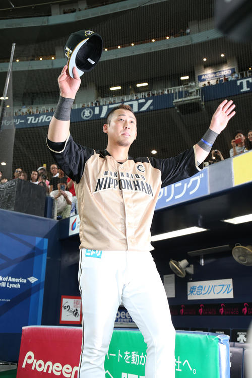 オリックス対日本ハム　復帰戦で3安打2打点の中田は、ファンの声援に両手を上げて応える（撮影・白石智彦）