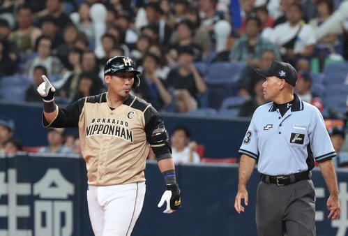 オリックス対日本ハム　7回表日本ハム1死一塁、中田は左翼天井に当たる二塁打を放ち、福家一審に確認する（撮影・白石智彦）