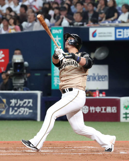 オリックス対日本ハム　7回表日本ハム1死一塁、中田は左翼天井に当たる二塁打を放つ（撮影・白石智彦）