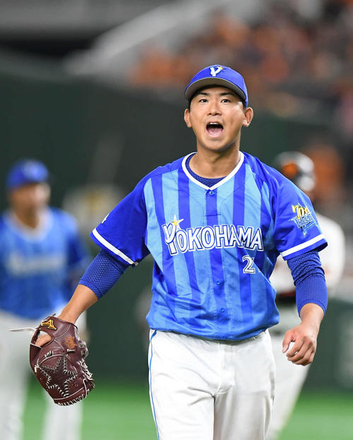 巨人対DeNA　4回裏巨人2死一、二塁、ゲレーロから空振り三振を奪ってピンチを切り抜け、絶叫する先発今永（撮影・加藤諒）