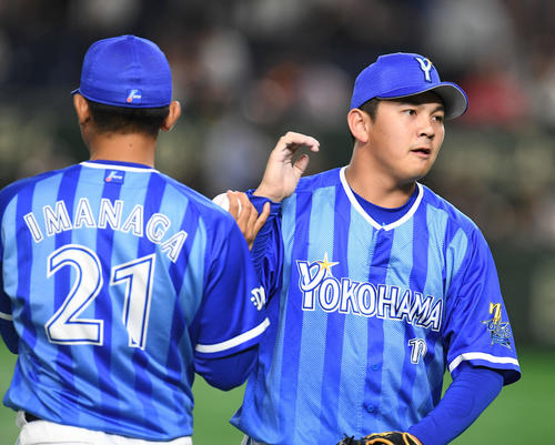 巨人対DeNA　巨人に勝利し、先発今永（左）にウイニングボールを手渡す山崎（撮影・加藤諒）