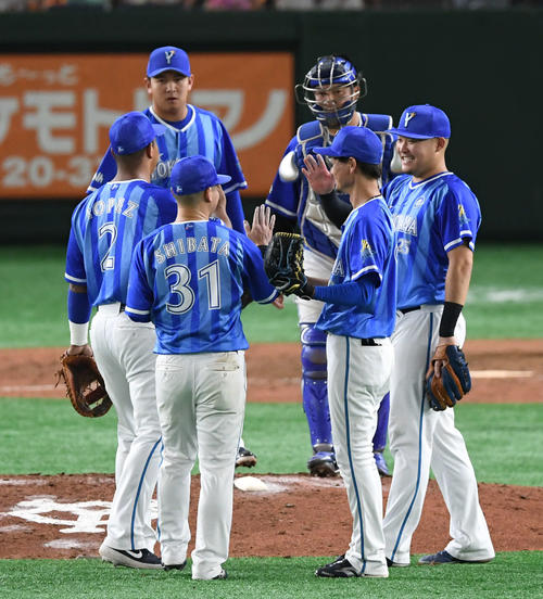 巨人対DeNA　タッチをかわして勝利を喜ぶ筒香（右）山崎（左）らDeNAの選手たち（撮影・山崎安昭）