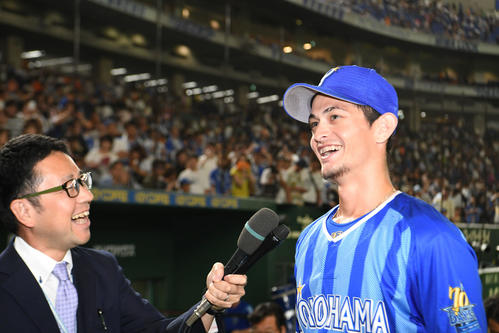 巨人対DeNA　巨人に勝利し、ヒーローインタビューで笑顔を見せるDeNAの乙坂（撮影・加藤諒）