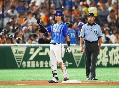 巨人対DeNA　7回表巨人2死二塁、乙坂は適時三塁打を放ちベンチに向かってポーズ（撮影・足立雅史）