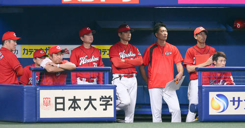 中日対広島　8回、ベンチから試合を見つめる緒方監督（左から5人目）ら（撮影・森本幸一）