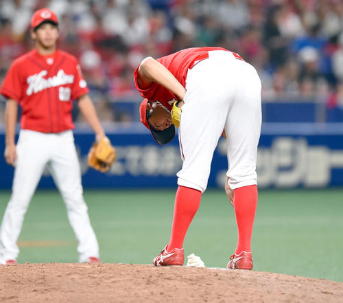 8回裏中日2死一、二塁、ビシエドに中越え2点適時二塁打を打たれた中崎（撮影・森本幸一）