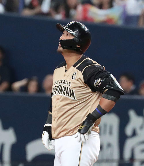 オリックス対日本ハム　7回表日本ハム1死一塁、中田は天井に当たる左二塁打を放ち打球の飛んだ方向を見上げる（撮影・白石智彦）