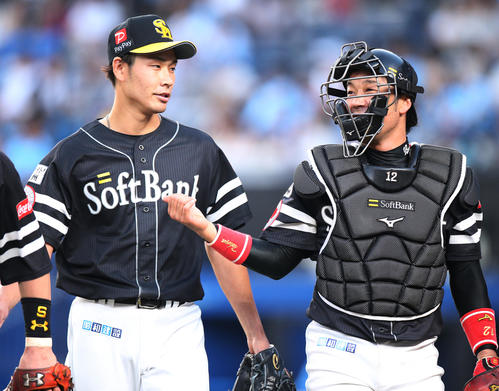 ロッテ対ソフトバンク　ソフトバンク高谷捕手と話をする武田（撮影・中島郁夫）