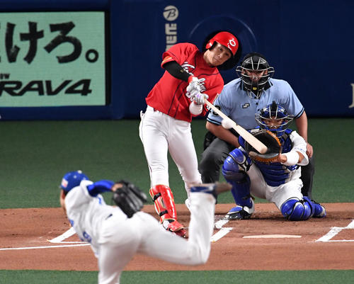 中日対広島　1回表広島無死、西川は右前打を放つ。投手山本（撮影・前岡正明）