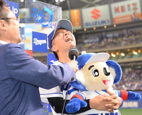 中日対広島　試合終了、お立ち台で「最高でーす！」と絶叫する山本（撮影・森本幸一）