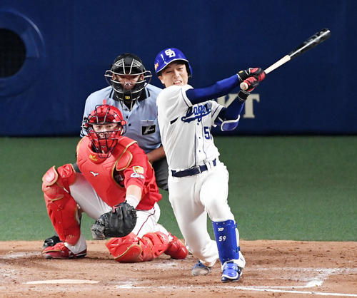 中日対広島　4回裏中日2死一、二塁、山本は左前適時打を放つ（撮影・前岡正明）