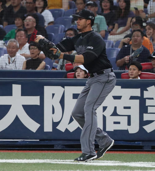オリックス対日本ハム　6回表日本ハム無死一塁、平沼の打球をファンブルして、一塁に送球するモヤ（撮影・白石智彦）