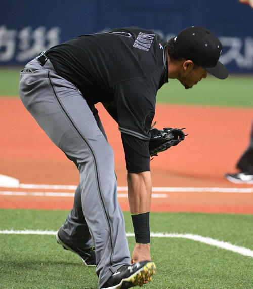 オリックス対日本ハム　6回表日本ハム無死一塁、平沼のゴロはじき追いかけたモヤ（撮影・渦原淳）
