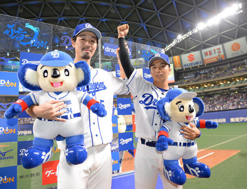 中日対広島　お立ち台で阿部（左）にたたえられる山本（撮影・森本幸一）