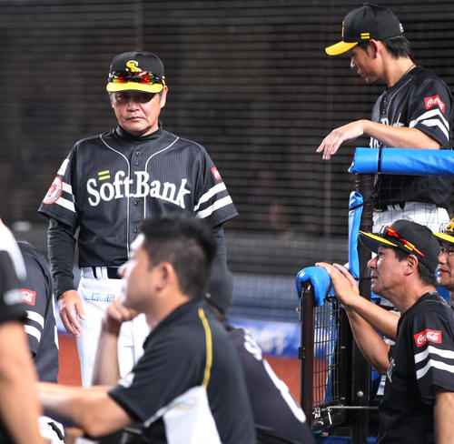 ロッテ対ソフトバンク　選手交代を告げベンチに戻るソフトバンク工藤監督（左）（撮影・中島郁夫）