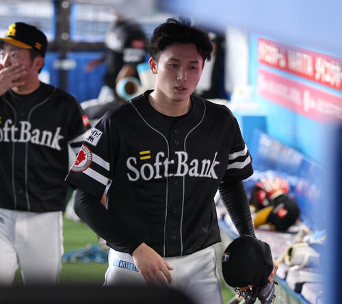 ロッテ対ソフトバンク　7回裏ロッテ無死、中村奨への危険球で退場となった高橋純（撮影・中島郁夫）