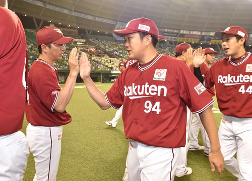 西武対楽天　6回2失点で勝利投手の楽天石橋（中央）をハイタッチで迎える平石監督（撮影・鈴木みどり）