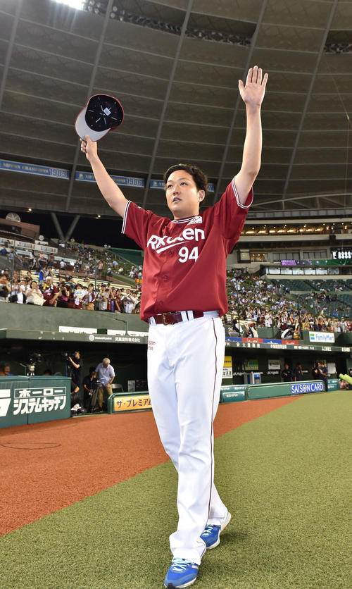 西武対楽天　6回2失点で勝利投手の楽天石橋はファンの声援に応える（撮影・鈴木みどり）