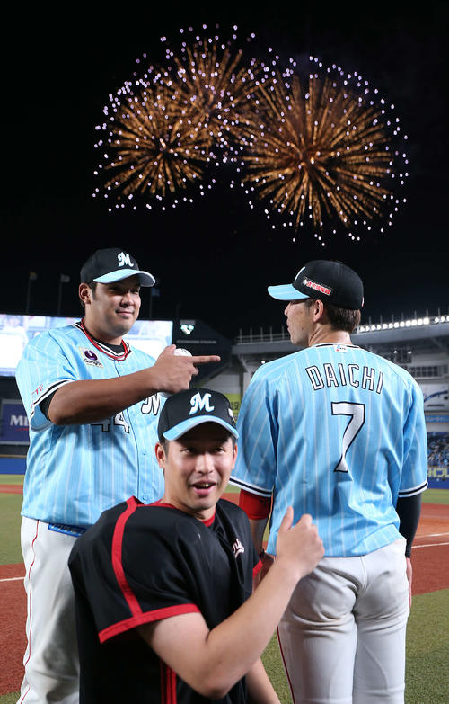 ロッテ対ソフトバンク　ロッテ種市（手前）の7勝目を背番号で祝う鈴木（右上）と井上（撮影・中島郁夫）