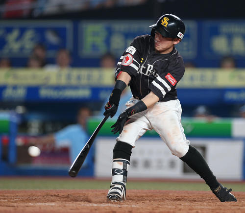 ロッテ対ソフトバンク　9回表ソフトバンク2死一、二塁、適時打を放つ牧原（撮影・中島郁夫）