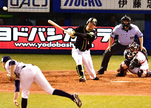 3回表阪神2死一、二塁、先制の右前適時打を放つ福留（撮影・小沢裕）