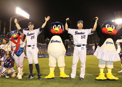 ヤクルト対阪神　試合後、ファンの前で喜び合うヤクルト・ブキャナン（左）と中村（撮影・河野匠）