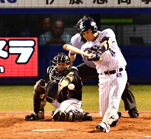 ヤクルト対阪神　5回裏ヤクルト2死満塁、左前2点適時打を放つ代打中村（撮影・小沢裕）