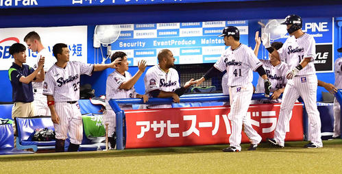 ヤクルト対阪神　5回裏ヤクルト2死満塁、代打中村の左前逆転2点適時打に沸くベンチのヤクルトナイン（撮影・小沢裕）