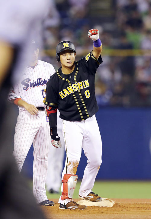 5回表阪神1死、右越え二塁打を放ちガッツポーズする木浪（撮影・前田充）