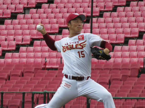 楽天生命パークのマウンドで感覚を確かめる美馬