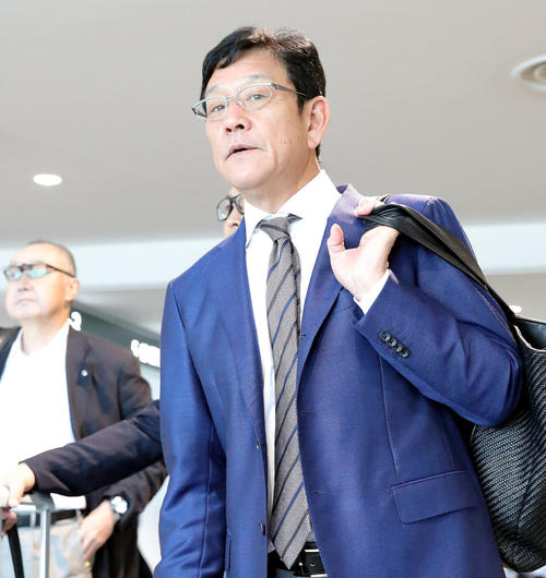 新千歳空港から釧路空港に向かう日本ハム栗山監督（撮影・佐藤翔太）