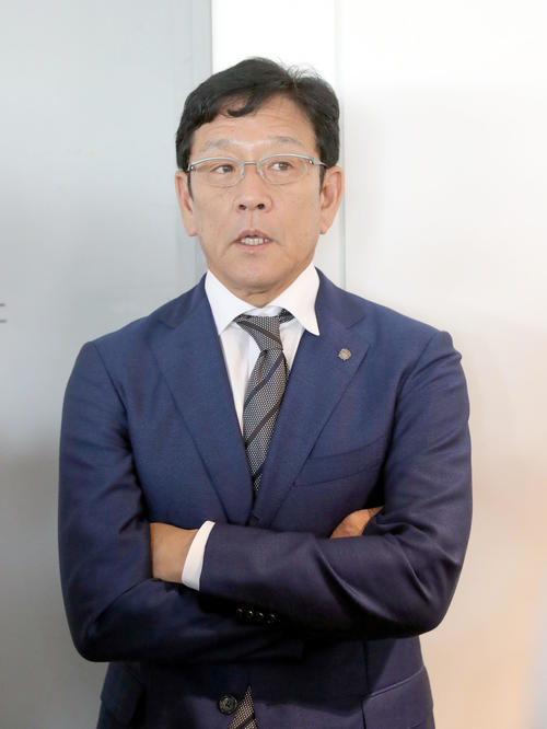 新千歳空港で囲み取材を受ける日本ハム栗山監督（撮影・佐藤翔太）