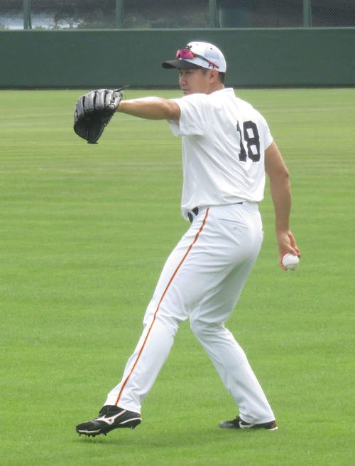 先発予定の28日広島戦へ向け、キャッチボールで調整する巨人菅野（撮影・桑原幹久）
