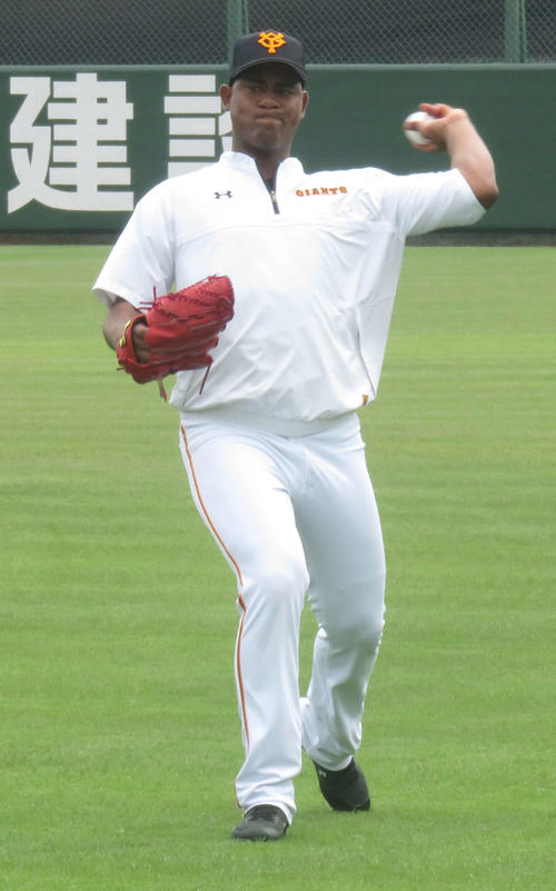 先発予定の27日広島戦へ向け、キャッチボールで調整する巨人メルセデス（撮影・桑原幹久）