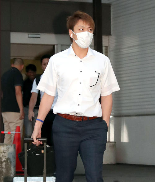 釧路空港に到着した日本ハム宮西（撮影・佐藤翔太）