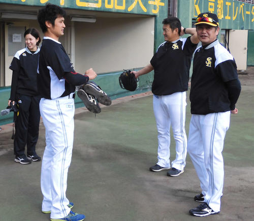 1軍に合流したソフトバンク中田（左から2人目）は工藤監督（右）にあいさつ。