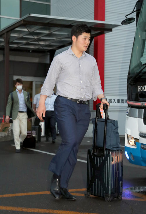 釧路空港に到着した日本ハム清宮（撮影・佐藤翔太）