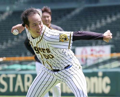 投手指名練習でリラックスして投球する青柳（撮影・上山淳一）