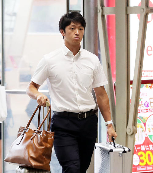 東京駅から移動する阪神近本（撮影・前田充）