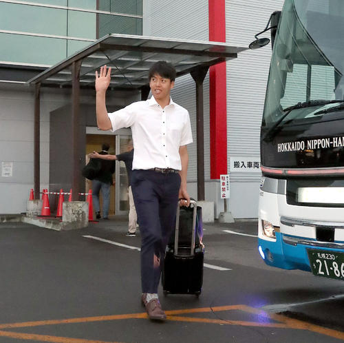 釧路空港に到着した日本ハム杉浦（撮影・佐藤翔太）