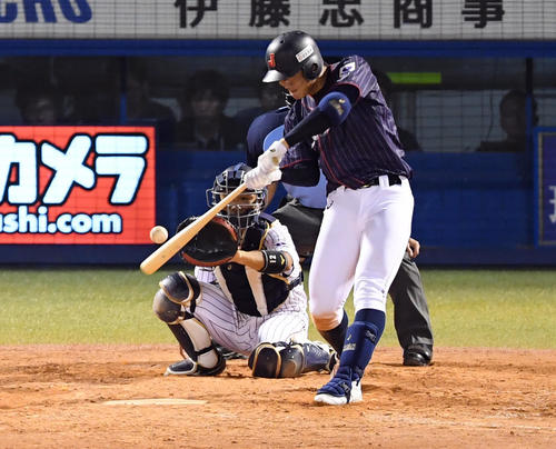高校代表対大学代表　5回表高校代表2死一、二塁、左中間に適時2点二塁打を放つ石川（撮影・たえ見朱実）