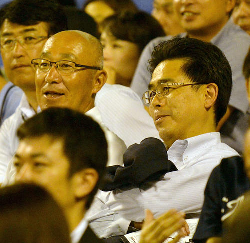 神宮球場で大船渡・佐々木朗希らを視察した阪神谷本副社長兼本部長（右）（撮影・鎌田直秀）