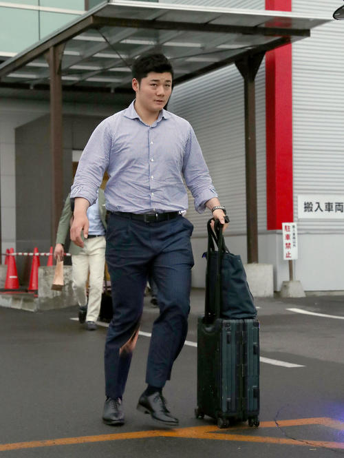 釧路空港に到着した日本ハム清宮（撮影・佐藤翔太）