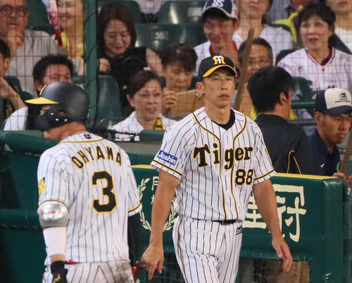 阪神対ヤクルト　9回裏阪神2死一、二塁、矢野燿大監督は大山悠輔が捕邪飛に倒れ、交代を告げに出る（撮影・宮崎幸一）